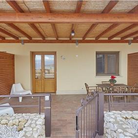 2 bedroom seaside apartments with shared pool, sleeps 4-5